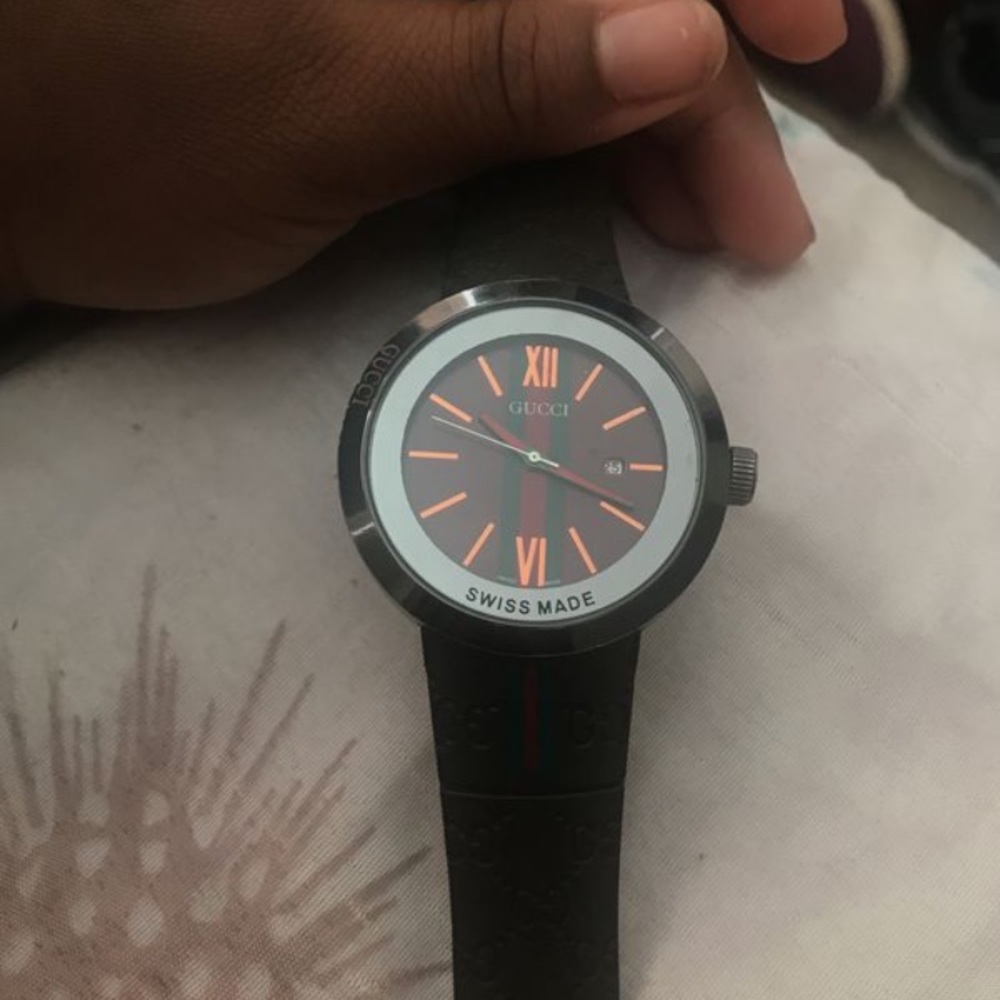 A brown Gucci watch - Picture 2 of 3